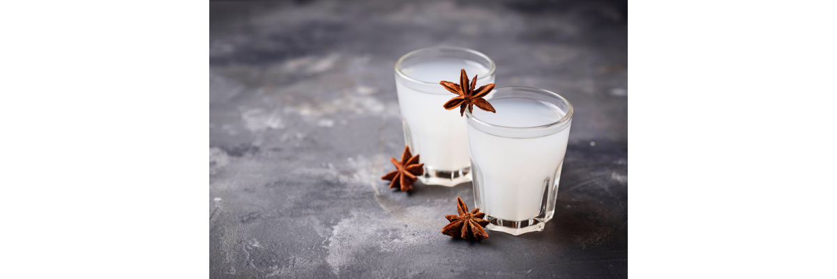 Aus was besteht Ouzo? Die Zutaten hinter dem griechischen Kultgetränk - Aus was besteht Ouzo? Das steckt wirklich in der Kult-Spirituose
